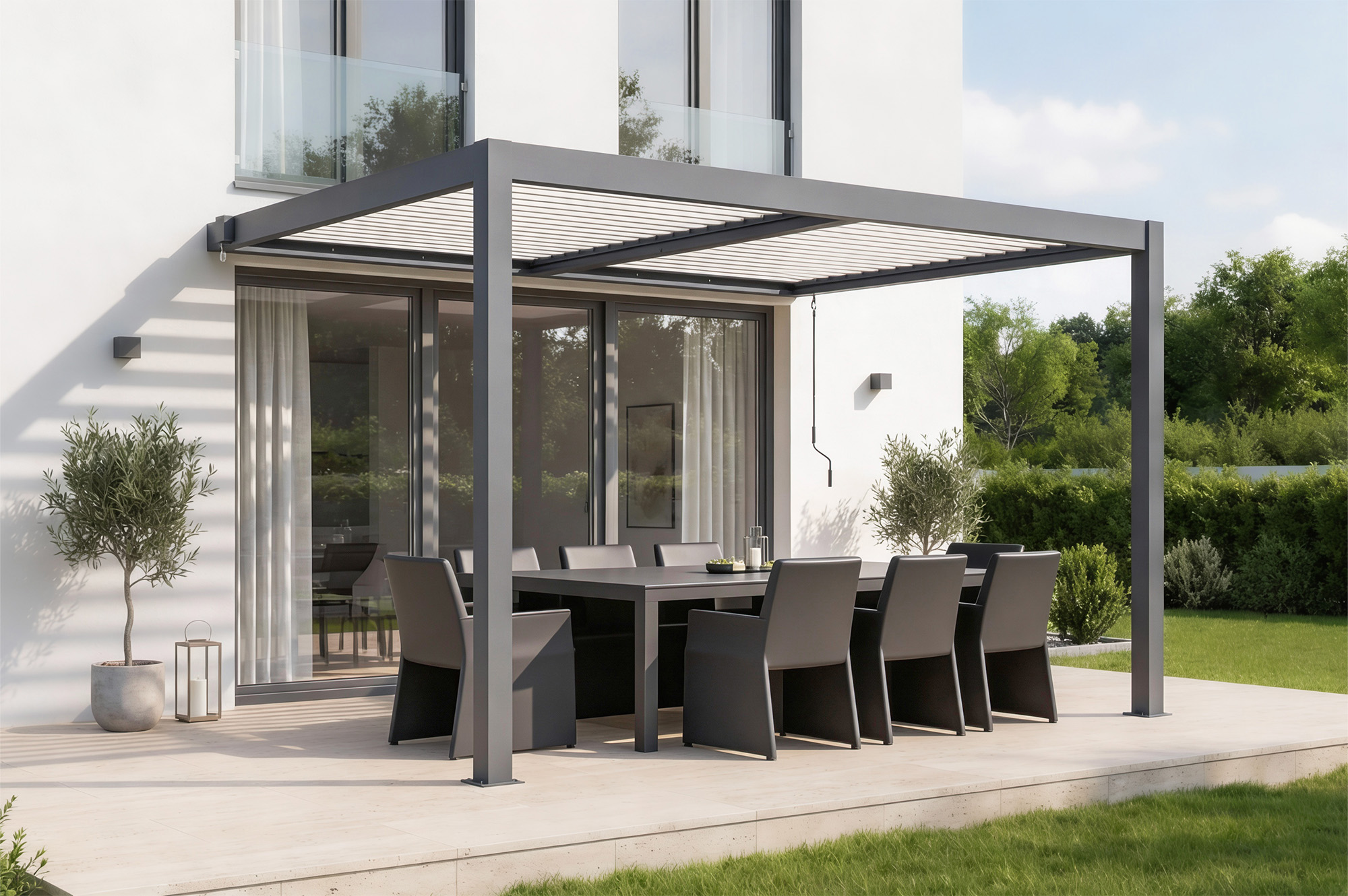 AGOSTA 4x3 bioklimatikus pergola, falra szerelhető, 250 cm magas - Szürke alumínium fehér lécekkel main_image
