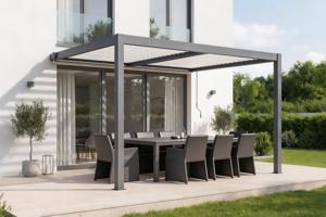 AGOSTA 4x3 bioklimatikus pergola, falra szerelhető, 250 cm magas - Szürke alumínium fehér lécekkel main image