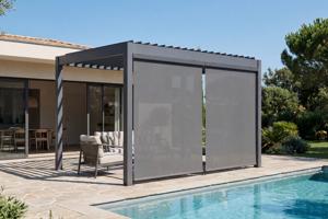 PIANA 3x2,5m vrijstaande bioclimatische pergola in grijs aluminium met uitschuifbare zonwering aan de 3m-zijde main image