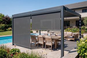PIANA 4x3m vrijstaande bioclimatische pergola in grijs aluminium met uitschuifbare zonwering aan de 4m-zijde. main image