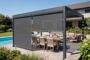 Pergola bioclimatique 4x3m autoportée PIANA aluminium gris avec stores rétractables côté 4m