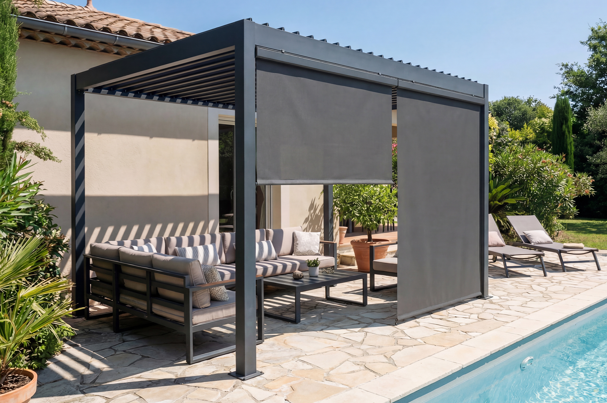 PIANA 3x2m freistehende, bioklimatische Pergola aus grauem Aluminium mit einziehbaren Jalousien an der 3m Seite main_image