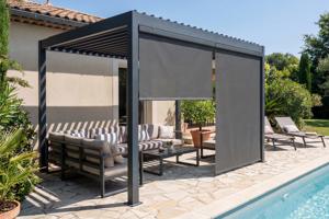 PIANA 3x2m vrijstaande bioclimatische pergola in grijs aluminium met uitschuifbare zonwering aan de 3m-zijde. main image