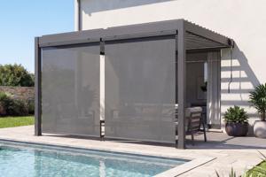 PIANA bioclimatische aanbouwpergola van 4x3 meter in grijs aluminium met uitschuifbare zonwering aan de 4 meter lange zijde. main image