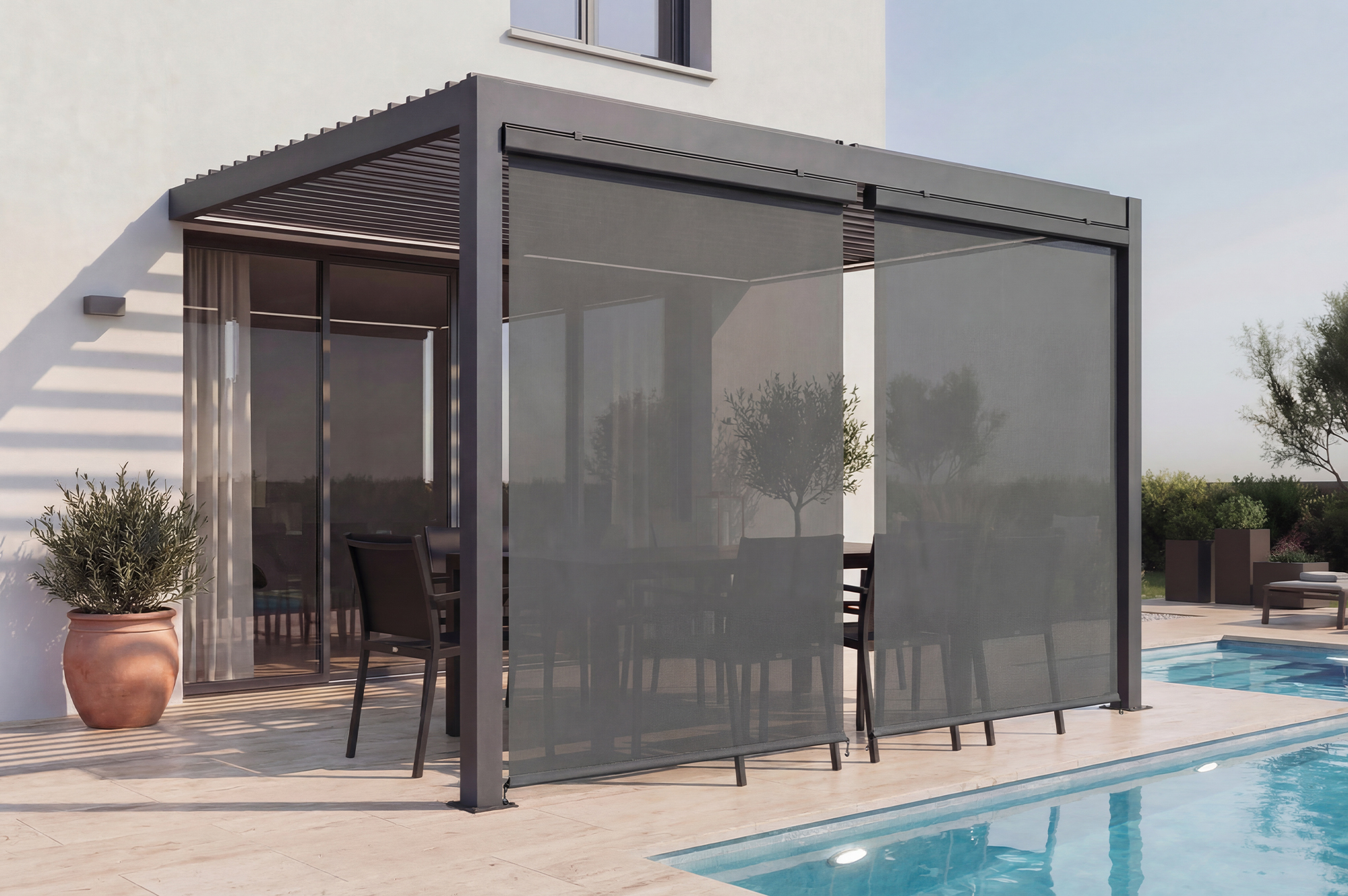 Motorizēta bioklimatiskā pergola 4x3m piestiprināta, AGOSTA pelēks alumīnijs ar izvelkamām žalūzijām 4m pusē main_image