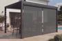 AGOSTA ανεξάρτητη μηχανοκίνητη βιοκλιματική πέργκολα 4x3m σε γκρι αλουμίνιο με αναδιπλούμενα στόρια στην πλευρά των 4 μέτρων
