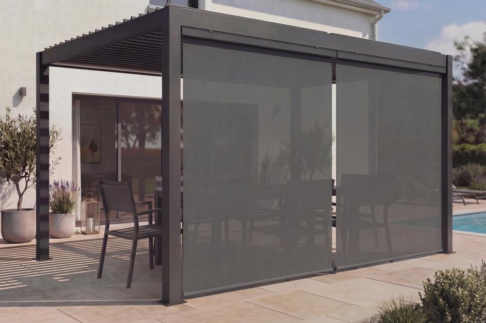 AGOSTA ανεξάρτητη μηχανοκίνητη βιοκλιματική πέργκολα 4x3m σε γκρι αλουμίνιο με αναδιπλούμενα στόρια στην πλευρά των 4 μέτρων