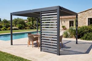 PIANA 3x4m freistehende, bioklimatische Pergola aus grauem Aluminium mit 1 Sichtschutzlamelle main image