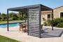 Pérgola bioclimática autoportante PIANA 3x4m em alumínio cinza com 1 veneziana para privacidade.