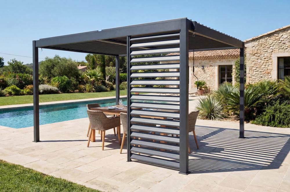 Pérgola bioclimática autoportante PIANA 3x4m em alumínio cinza com 1 veneziana para privacidade.