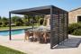 Pérgola bioclimática autoportante PIANA de 3x4m em alumínio cinza com 3 venezianas para privacidade.