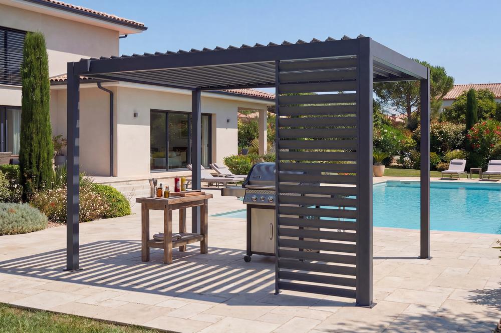 PIANA 3x2m szabadon álló bioklimatikus pergola szürke alumínium kivitelben, 1 db betekintést gátló rácsos függönnyel