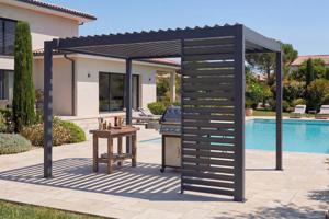 PIANA 3x2m freistehende bioklimatische Pergola aus grauem Aluminium mit 1 Sichtschutzlamelle main image