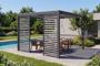 Pérgola bioclimática autoportante PIANA 3x3m em alumínio cinza com 2 venezianas para privacidade.