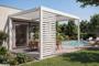 Pérgola bioclimática autoportante PIANA 4x3m em alumínio branco com 1 veneziana para privacidade.