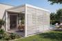 Pérgola bioclimática autoportante PIANA 4x3m em alumínio branco com 3 venezianas para privacidade.
